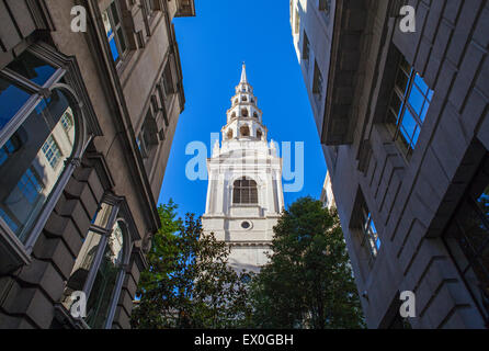 Die historische St. Brides-Kirche in der City of London.  Das Design der gestaffelten Turm heißt Inspirtaion Beh gewesen zu sein Stockfoto