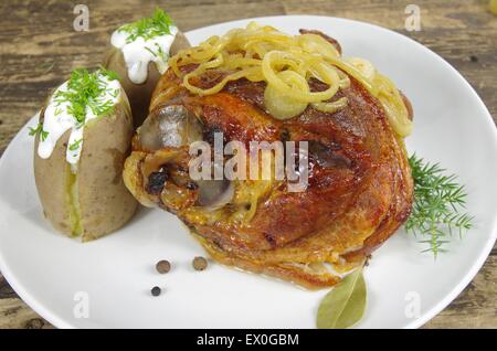 appetitlich gebackene Knöchel von Schweinefleisch auf Platte Stockfoto