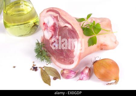 rohes Eisbein auf weißem Hintergrund Stockfoto