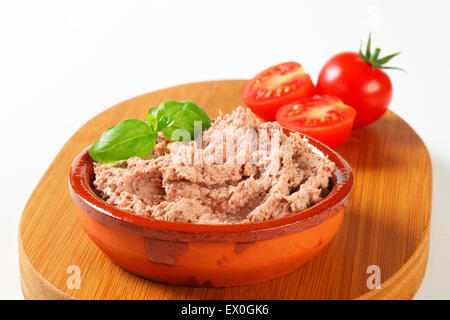 Schüssel mit leckeren streichfähige Pastete Stockfoto