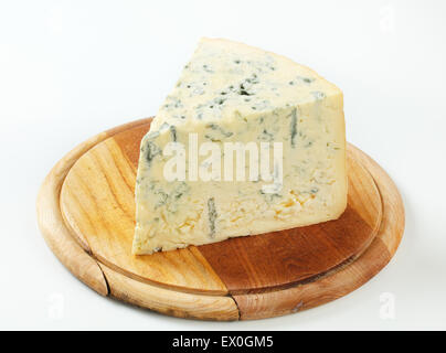 Blauschimmelkäse auf ein Schneidebrett Stockfoto