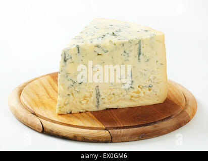 Blauschimmelkäse auf ein Schneidebrett Stockfoto