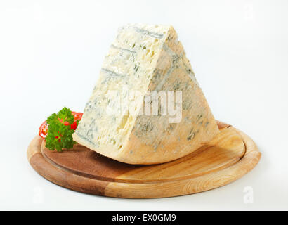 Blauschimmelkäse auf ein Schneidebrett Stockfoto