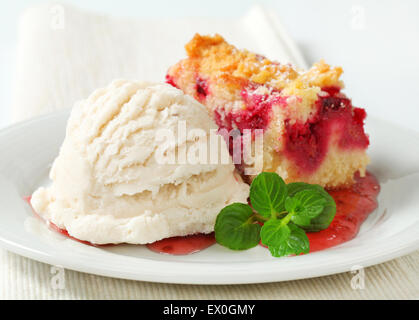 Beerenfrucht bröckeln Slice mit Eis und Himbeersauce Stockfoto