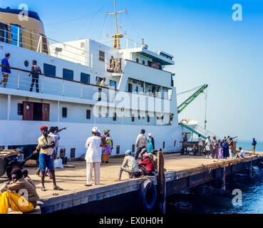 Passagierschiff vor Anker am Pier, Banjul Hafen, Gambia, Westafrika Stockfoto