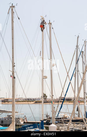 Ein Mann, der hoch oben auf einem hohen Mast in Vila Real de Santo Antonio Stockfoto