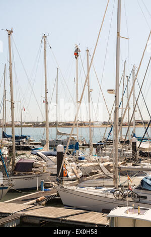 Ein Mann, der hoch oben auf einem hohen Mast in Vila Real de Santo Antonio Stockfoto