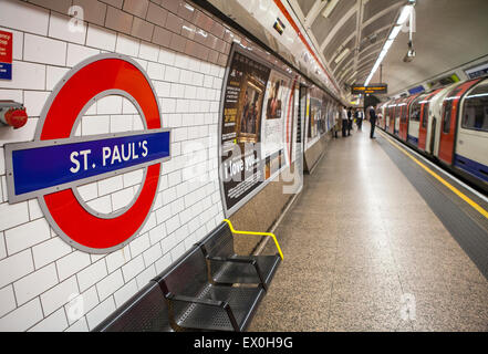 LONDON, UK - 29. Juni 2015: Ein Blick auf die St. Pauls u-Bahnstation in London am 29. Juni 2015-Plattform. Stockfoto
