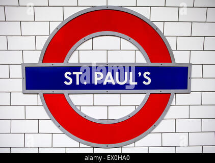 LONDON, UK - 29. Juni 2015: Das Zeichen für St. Pauls Underground Station in der Londoner City am 29. Juni 2015. Stockfoto
