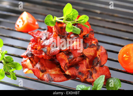 Knusprigem Speck auf grill Stockfoto