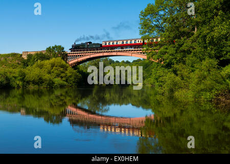 Erlestroke Manor 7812 an der Victoria-Brücke über den Fluss Severn bei Arley auf die Severn Valley Railway, Worcestershire. Stockfoto