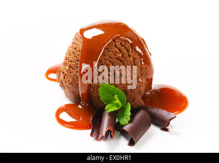 Schokolade Eis mit Karamell-Sirup Stockfoto