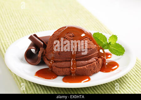 Schokolade Eis mit Karamell-Sirup Stockfoto
