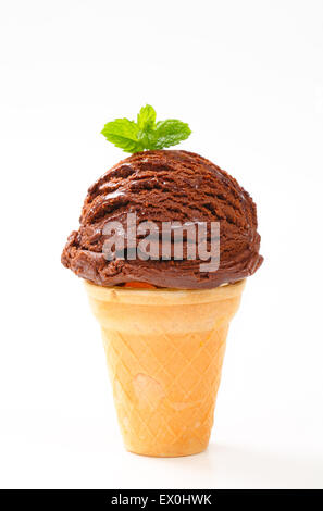 Schokoladen-Eiscreme-Kegel - Studio gedreht Stockfoto