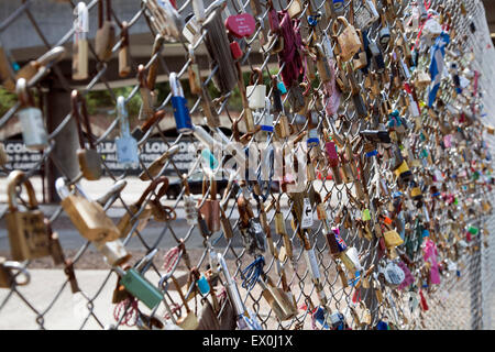 Liebesschlösser auf Zaun in Shoreditch - London-UK Stockfoto