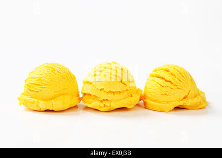 Kugeln orange Mango Eis Stockfoto