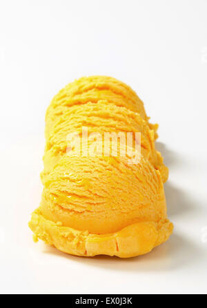 Drei Kugeln gelb Eis in einer Reihe angeordnet Stockfoto