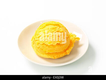 Einzelne Kugel gelb Eis - Studio gedreht Stockfoto