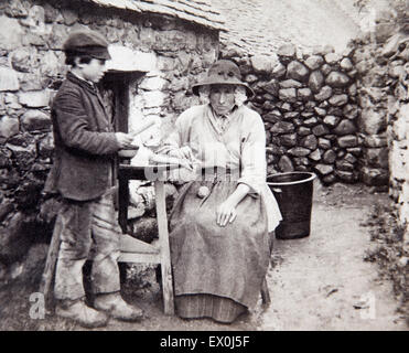 historische Fotografien, alte walisische Frau in traditioneller Tracht mit jungen außerhalb der alten Steinhaus Stockfoto