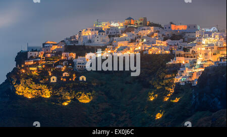 Imerovigli ist eine kleine Stadt zwischen Fira und Oia auf Santorin, einer der Kykladen im Ägäischen Meer, Griechenland. Stockfoto