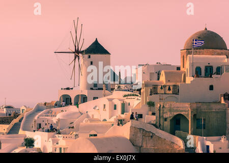 Die Stadt Oia während des Sonnenuntergangs auf Santorini, einer der Kykladen im Ägäischen Meer, Griechenland. Stockfoto