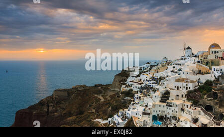 Die Stadt Oia während des Sonnenuntergangs auf Santorini, einer der Kykladen im Ägäischen Meer, Griechenland. Stockfoto