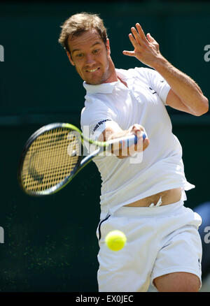 Wimbledon, London, UK. 3. Juli 2015. Richard Gasquet aus Frankreich gibt einen Ball im Herreneinzel dritte Runde gegen Grigor Dimitrov Bulgariens bei der 2015 Wimbledon Championships in Wimbledon, Südwesten von London, 3. Juli 2015. Gasquet gewann 3: 0. Bildnachweis: Xinhua/Alamy Live-Nachrichten Stockfoto