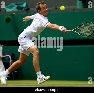 Wimbledon, London, UK. 3. Juli 2015. Richard Gasquet aus Frankreich gibt einen Ball im Herreneinzel dritte Runde gegen Grigor Dimitrov Bulgariens bei der 2015 Wimbledon Championships in Wimbledon, Südwesten von London, 3. Juli 2015. Gasquet gewann 3: 0. Bildnachweis: Xinhua/Alamy Live-Nachrichten Stockfoto