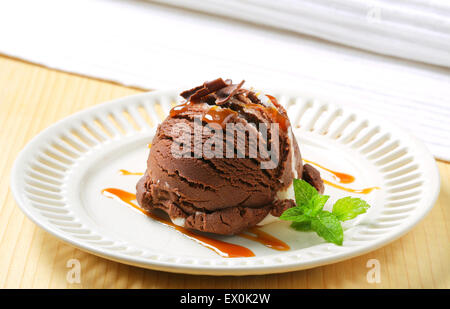 Schokolade Vanille-Eis mit Karamell-sauce Stockfoto