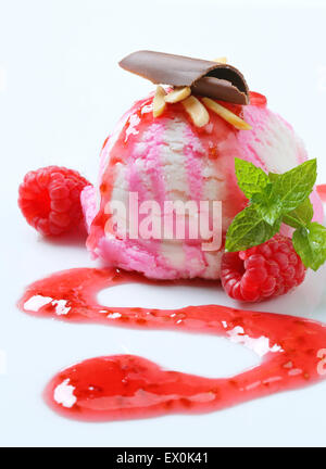 Himbeer Eis mit Sirup Stockfoto