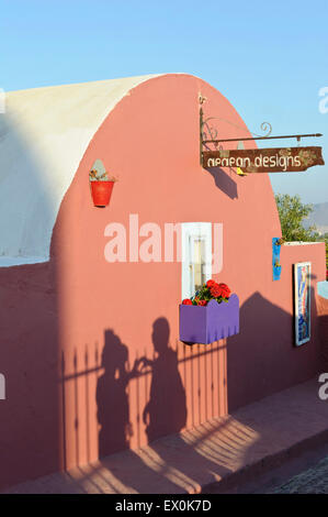 Eine Silhouette eines Paares mit ihren Händen machen eine Herzform, Santorini, Griechenland. Stockfoto