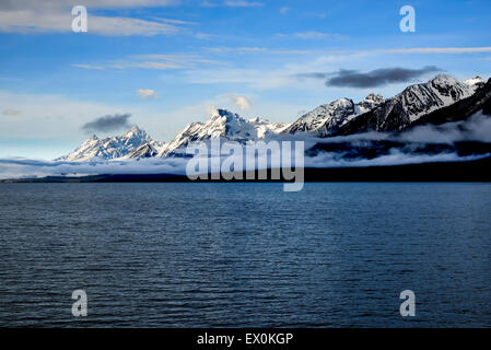 Ein Blick auf die hohen schneebedeckten Gipfeln auf den Grand Teton im Grand Teton National Park in der Nähe von Jackson Hole. Jakson See. Stockfoto