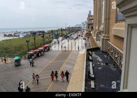 Atlantic City, NJ, USA, Weitwinkelansicht, Straßenszenen, High Angle View, Air People Walking Boardwalk, vom Caesar's Gambling Casino Fenster, landschaftlich schön Stockfoto