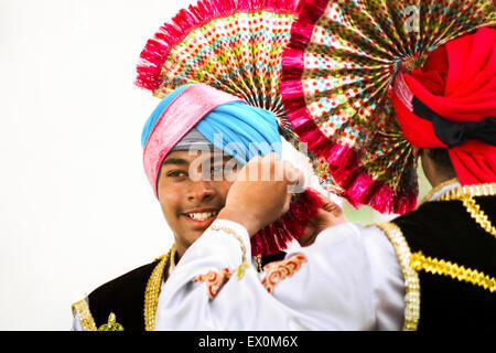 Traditionelle indische Tänzer, die ihre Aufführung während des Jakarta Highland Gathering 2004 in Karawaci, Indonesien, vorbereiten. Stockfoto