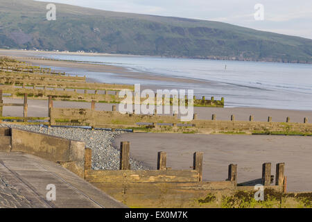 hölzerne Buhne entlang des Strandes von Welsh Seaside Resort von Barmouth in West Wales Stockfoto