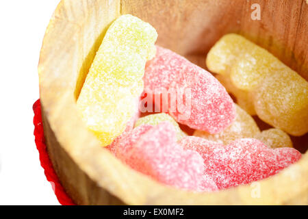 Makroaufnahme von Gelee Bonbons in einer Holzkiste mit selektiven Fokus Stockfoto
