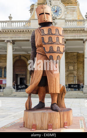 Holzskulptur des mittelalterlichen Ritters außerhalb All Saints Church in Northampton eine Kettensäge-Künstlers. Einer von fünf. Stockfoto