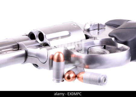 Makroaufnahme einen Revolver und Patronen über weiß Stockfoto