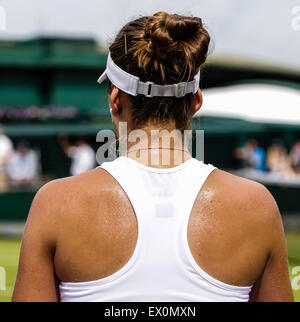 Wimbledon, Großbritannien. 3. Juli 2015. Das Tennisturnier von Wimbledon. Damen Einzel dritten Vorrundenspiel zwischen dreißigsten Samen Belinda Bencic (SUI) und Bethanie Mattek-Sands (USA). Heiße Arbeit für Belinda Bencic Credit: Action Plus Sport/Alamy Live News Stockfoto