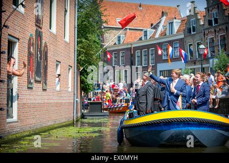 Oudewater, Niederlande. 3. Juli 2015. König Willem-Alexander besucht den 750. Jahrestag der Stadt Oudewater, Niederlande, 3. Juli 2015. im Jahre 1572 war Oudewater eine der 12 Städte, die an der ersten freien Landtag teilnehmen. Der König besucht die Grote of Sint Michaelskerk, enthüllt eine Ortsrates und machen eine Bootsfahrt durch Oudewater. Bildnachweis: Dpa picture Alliance/Alamy Live News Stockfoto