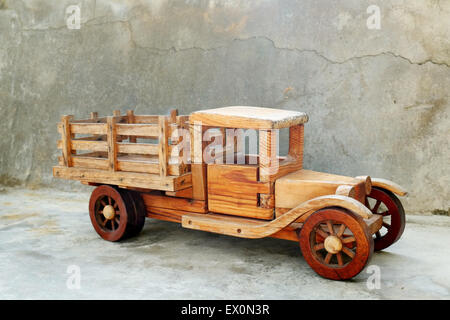 Alte Holz Spielzeug-LKW mit einem grauen Beton Grunge Hintergrund Stockfoto