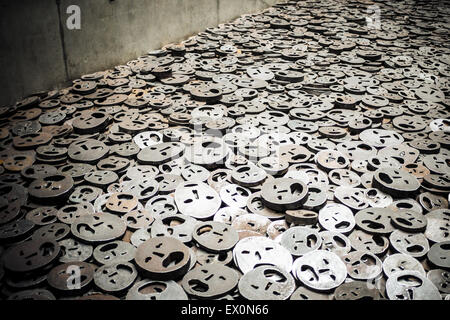 Speicher leere Gesichter aus Gusseisen Ausstellung im jüdischen Holocaust Museum in Berlin Stockfoto