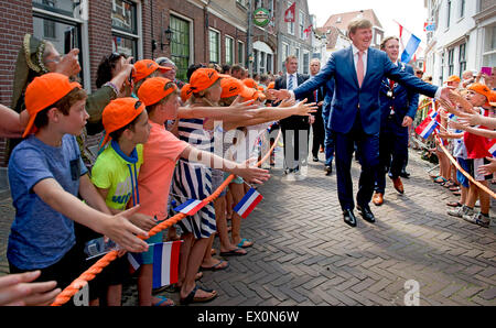 Oudewater, Niederlande. 3. Juli 2015. König Willem-Alexander besucht den 750. Jahrestag der Stadt Oudewater, Niederlande, 3. Juli 2015. im Jahre 1572 war Oudewater eine der 12 Städte, die an der ersten freien Landtag teilnehmen. Der König besucht die Grote of Sint Michaelskerk, enthüllt eine Ortsrates und machen eine Bootsfahrt durch Oudewater. Bildnachweis: Dpa picture Alliance/Alamy Live News Stockfoto