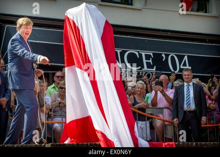 Oudewater, Niederlande. 3. Juli 2015. König Willem-Alexander besucht den 750. Jahrestag der Stadt Oudewater, Niederlande, 3. Juli 2015. im Jahre 1572 war Oudewater eine der 12 Städte, die an der ersten freien Landtag teilnehmen. Der König besucht die Grote of Sint Michaelskerk, enthüllt eine Ortsrates und machen eine Bootsfahrt durch Oudewater. Bildnachweis: Dpa picture Alliance/Alamy Live News Stockfoto