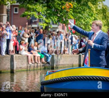 Oudewater, Niederlande. 3. Juli 2015. König Willem-Alexander besucht den 750. Jahrestag der Stadt Oudewater, Niederlande, 3. Juli 2015. im Jahre 1572 war Oudewater eine der 12 Städte, die an der ersten freien Landtag teilnehmen. Der König besucht die Grote of Sint Michaelskerk, enthüllt eine Ortsrates und machen eine Bootsfahrt durch Oudewater. Bildnachweis: Dpa picture Alliance/Alamy Live News Stockfoto