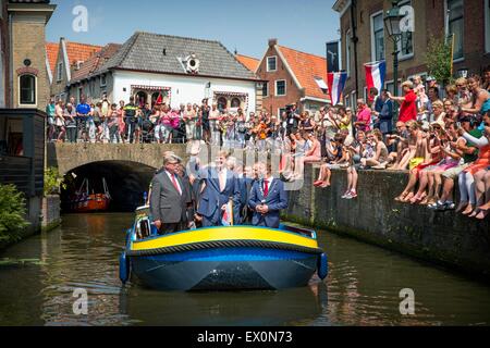 Oudewater, Niederlande. 3. Juli 2015. König Willem-Alexander besucht den 750. Jahrestag der Stadt Oudewater, Niederlande, 3. Juli 2015. im Jahre 1572 war Oudewater eine der 12 Städte, die an der ersten freien Landtag teilnehmen. Der König besucht die Grote of Sint Michaelskerk, enthüllt eine Ortsrates und machen eine Bootsfahrt durch Oudewater. Bildnachweis: Dpa picture Alliance/Alamy Live News Stockfoto