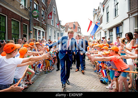 Oudewater, Niederlande. 3. Juli 2015. König Willem-Alexander besucht den 750. Jahrestag der Stadt Oudewater, Niederlande, 3. Juli 2015. im Jahre 1572 war Oudewater eine der 12 Städte, die an der ersten freien Landtag teilnehmen. Der König besucht die Grote of Sint Michaelskerk, enthüllt eine Ortsrates und machen eine Bootsfahrt durch Oudewater. Bildnachweis: Dpa picture Alliance/Alamy Live News Stockfoto