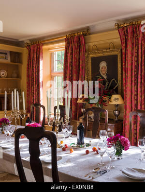 Vergoldete gerahmtes Porträt an der Speisesaal mit Kandelaber und Stock Länge rot gemusterte Vorhänge Stockfoto