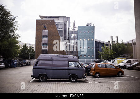 Wohnmobil auf Parkplatz in Berlin Stockfoto