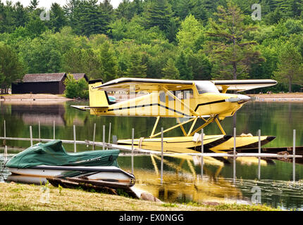 Wasserflugzeug und Jet-Ski angedockt in der Nähe von Moffitt Strand auf Sacandaga Lake, New York Stockfoto